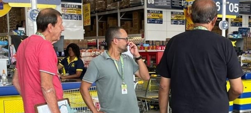 Mercado em Niterói é vistoriado por abastecimento de água clandestina