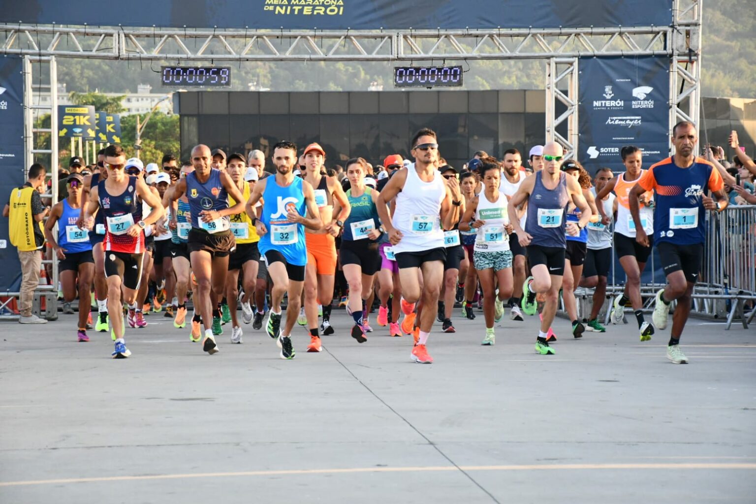 5ª Meia Maratona de Niterói reúne 3 mil atletas de diversas idades em provas adulta e kids