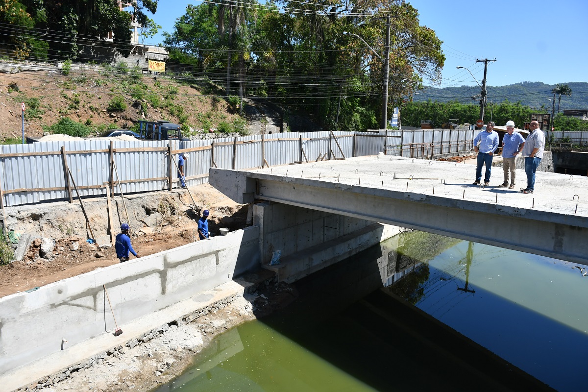 Prefeito de Niterói visita obra da Rotatória de Camboinhas