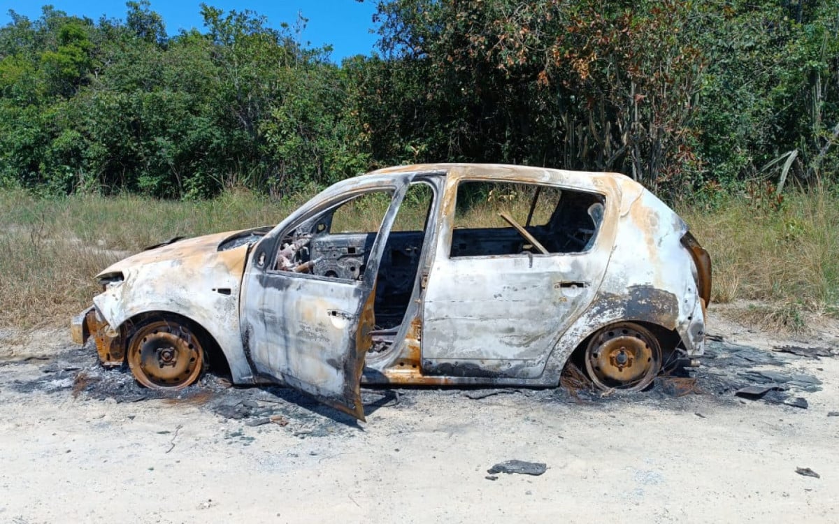 Corpo carbonizado dentro de carro na Restinga pode ser de morador de Niterói
