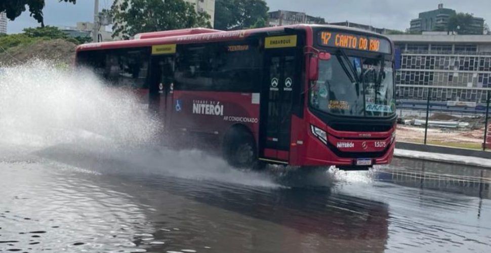 Chuva alaga entorno do novo parque esportivo no Centro de Niterói