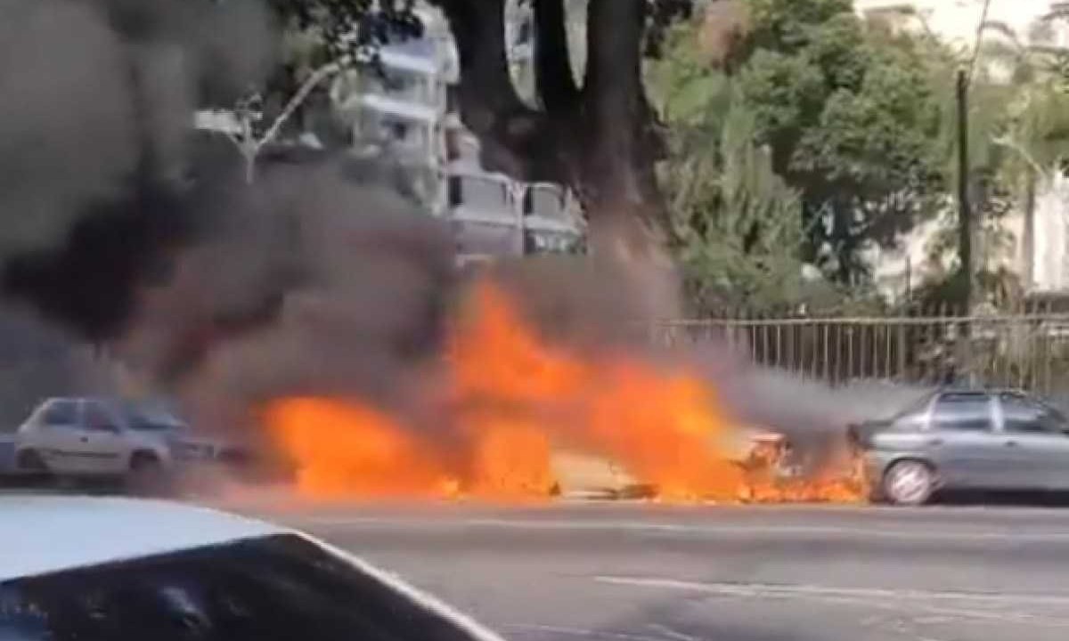 Homem que ateou fogo em três carros em Niterói é preso