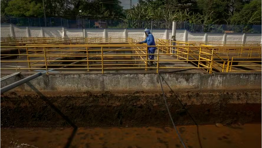 Fornecimento de água está suspenso há 50 horas em Niterói, São Gonçalo, Itaboraí, Maricá e Ilha de Paquetá; não há previsão de retorno