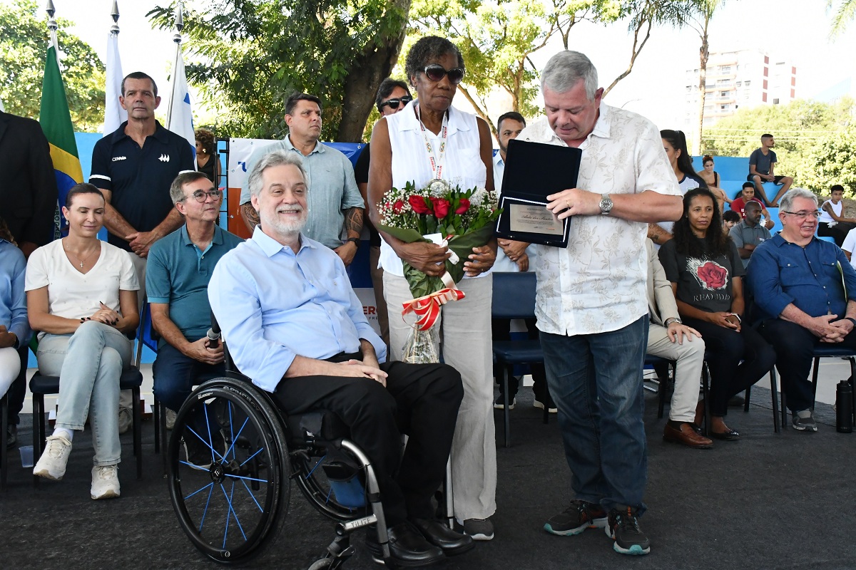 Prefeitura de Niterói entrega pista profissional de atletismo toda reformulada