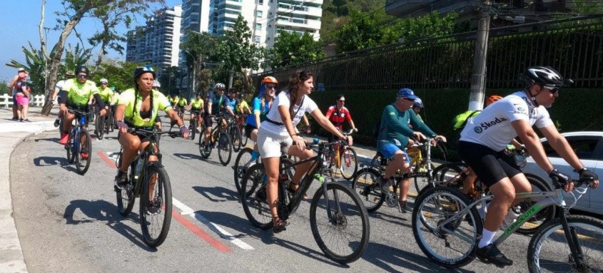 Pedalada Lilás em Niterói destaca o combate à violência contra a mulher