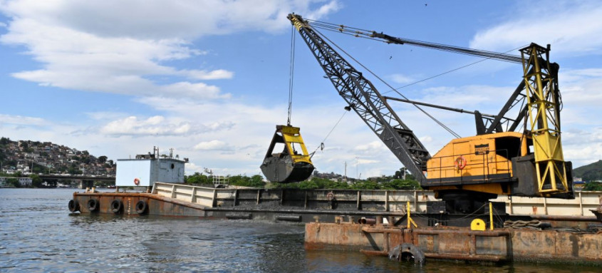 Dragas operam na retirada de resíduos do Canal de São Lourenço