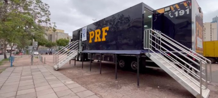 Polícia Rodoviária Federal encontra 64 iPhones em ônibus que iria para Niterói