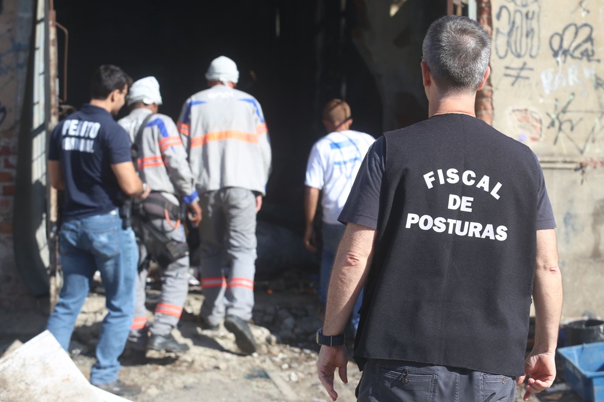 Força-tarefa realiza operação em ferros-velhos de Niterói