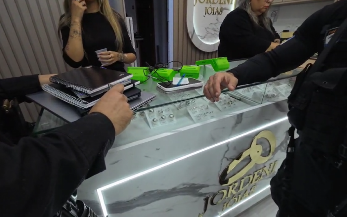 Joalheria alvo de operação contra o tráfico em Niterói é investigada por venda de peças roubadas
