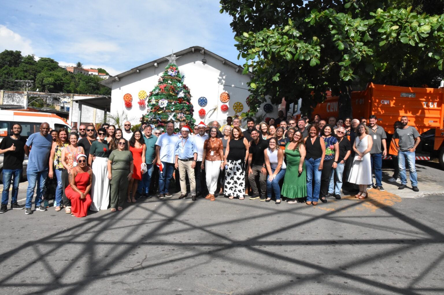 Clin inaugura árvore de Natal sustentável