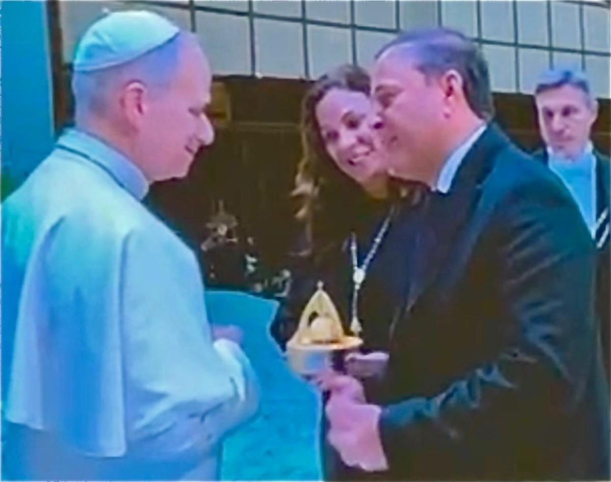 Prefeito de Niterói e presidente do Mercocidades, Rodrigo Neves, junto com esposa Fernanda Neves, recebidos em audiência no Vaticano pelo Papa Leão XIV