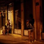 Forte chuva alaga ruas de Itaperuna e arrasta carros e caçamba