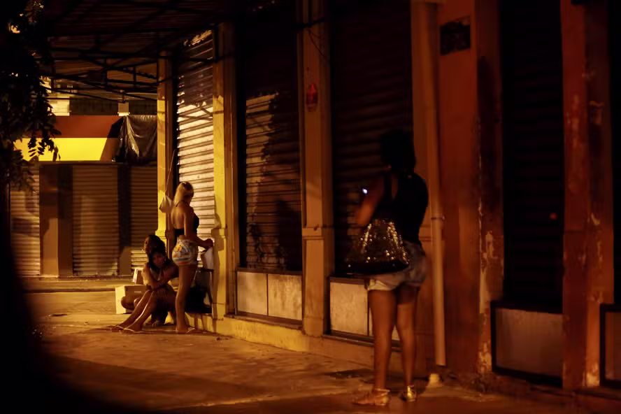 ‘Ele já chegou a quase enforcar três meninas’: mulheres trans que vivem da prostituição em Niterói dizem que homem exige R$ 120 por semana de cada uma