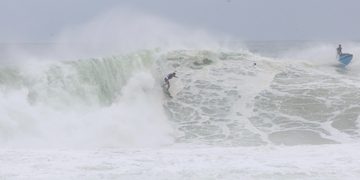 Lucas Chumbo e Pedro Scooby vencem Itacoatiara Big Wave 2026 na categoria Time Masculino
