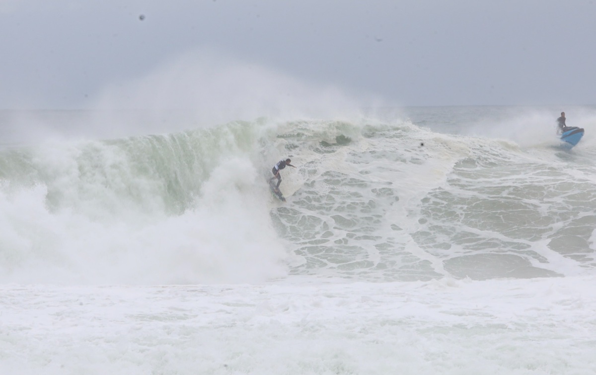 Lucas Chumbo e Pedro Scooby vencem Itacoatiara Big Wave 2026 na categoria Time Masculino