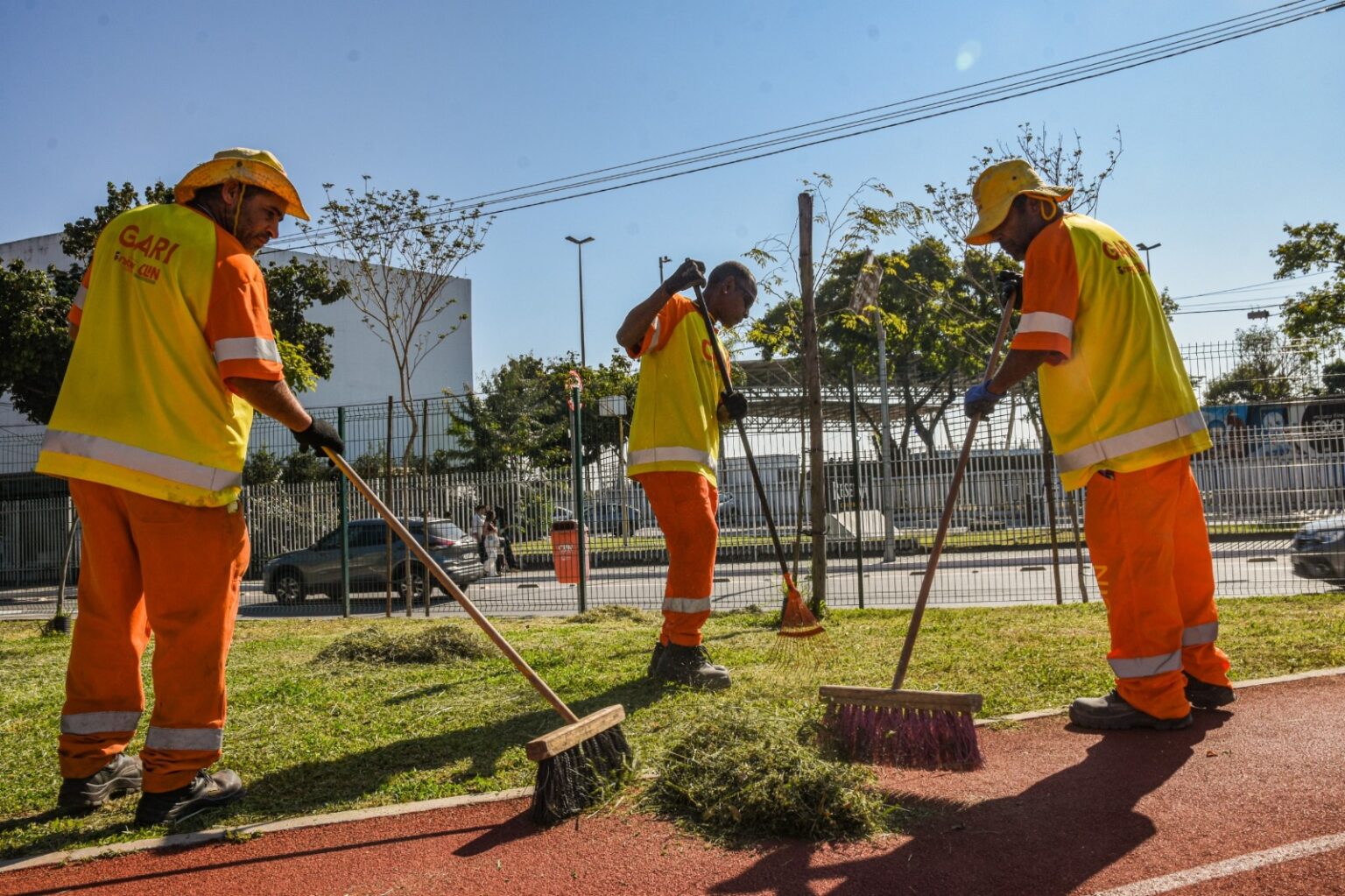 Clin moderniza uniformes e reforça cuidado com a saúde dos garis